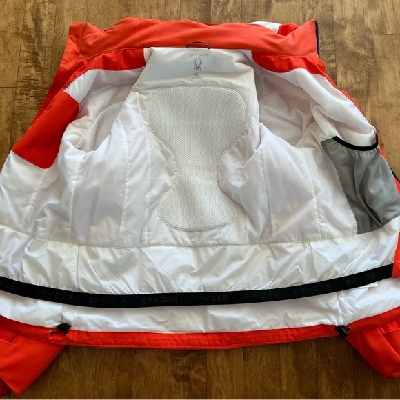 Ladies SPYDER ski coat -size XL. Very good condition- like new. - Picture 4 of 5